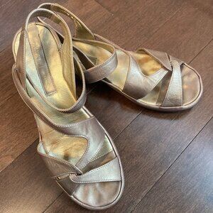 Amalfi by Rangoni sandals, size 9B, gold